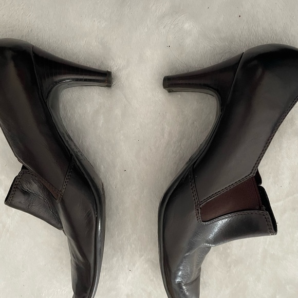 Dark brown leather Liz Claiborne slip on booties - Picture 5 of 5